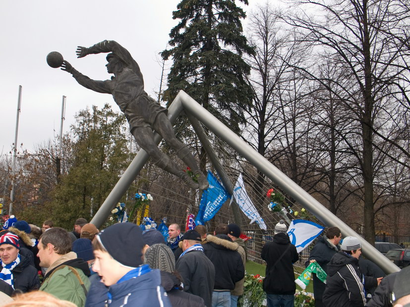 22/11/2008 Акция возложения цветов к памятнику Л.И. Яшина у Северной трибуны стадиона 