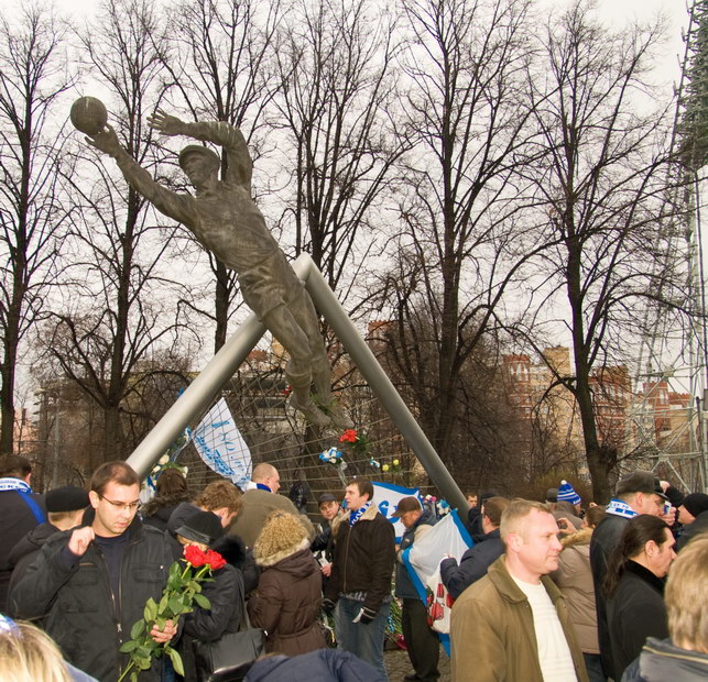 22/11/2008 Акция возложения цветов к памятнику Л.И. Яшина у Северной трибуны стадиона 