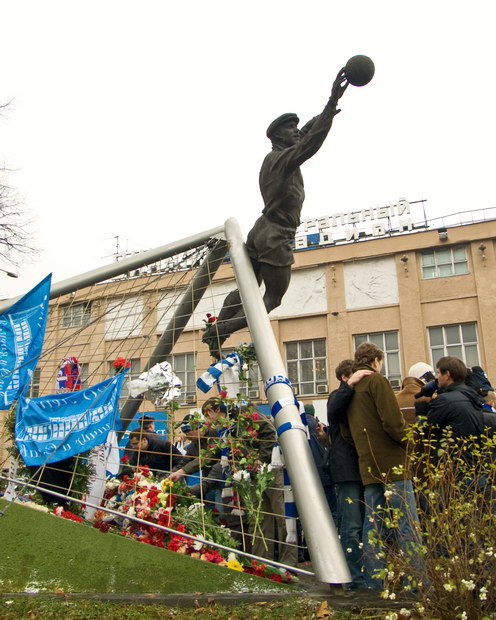 22/11/2008 Акция возложения цветов к памятнику Л.И. Яшина у Северной трибуны стадиона 